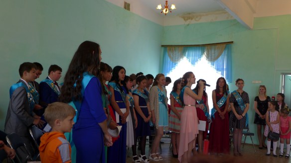 Schule_Kasachstan_Abschlussklasse_Kulturprogramm