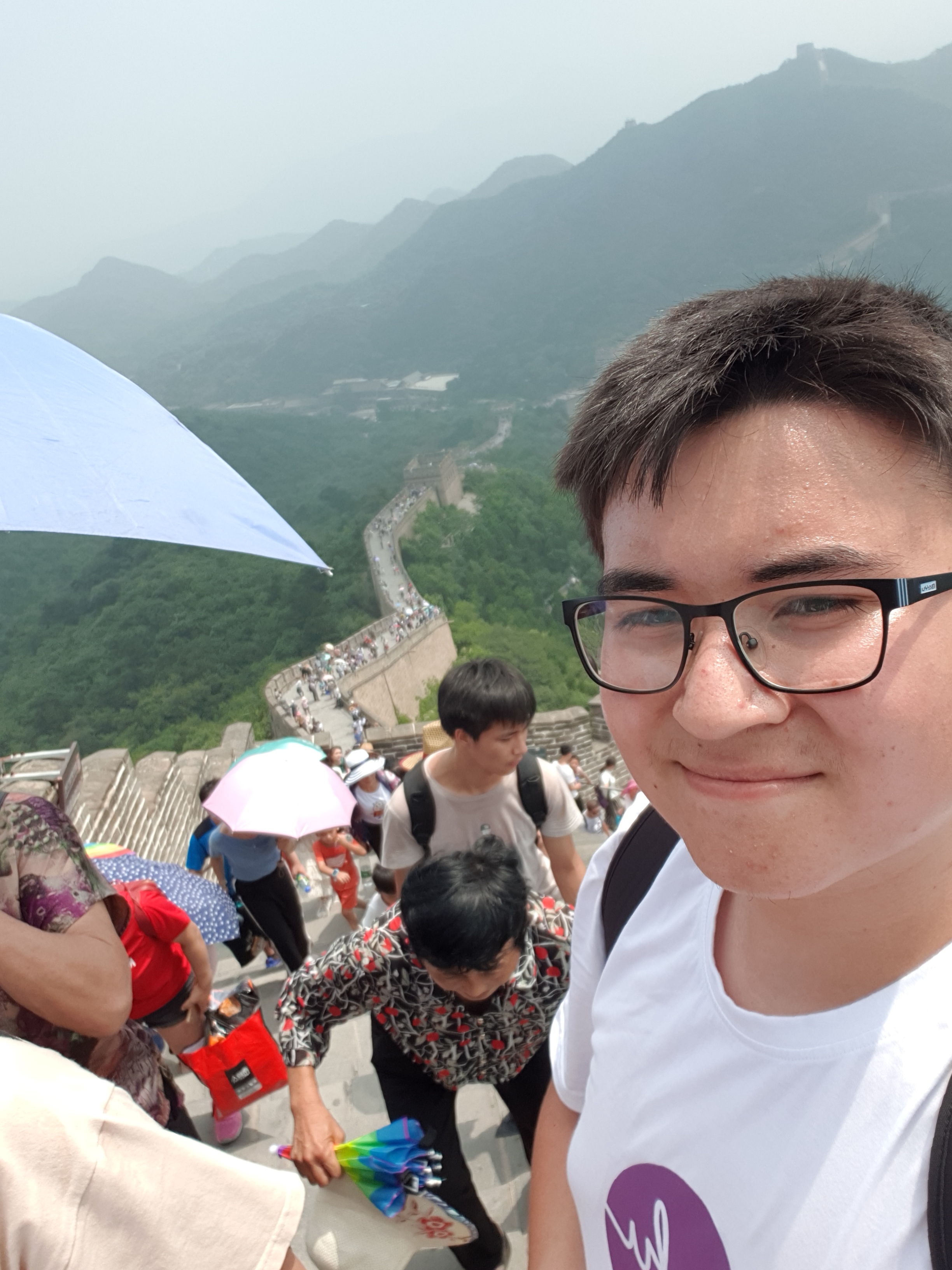 Auf der Mauer mit halb China.jpg