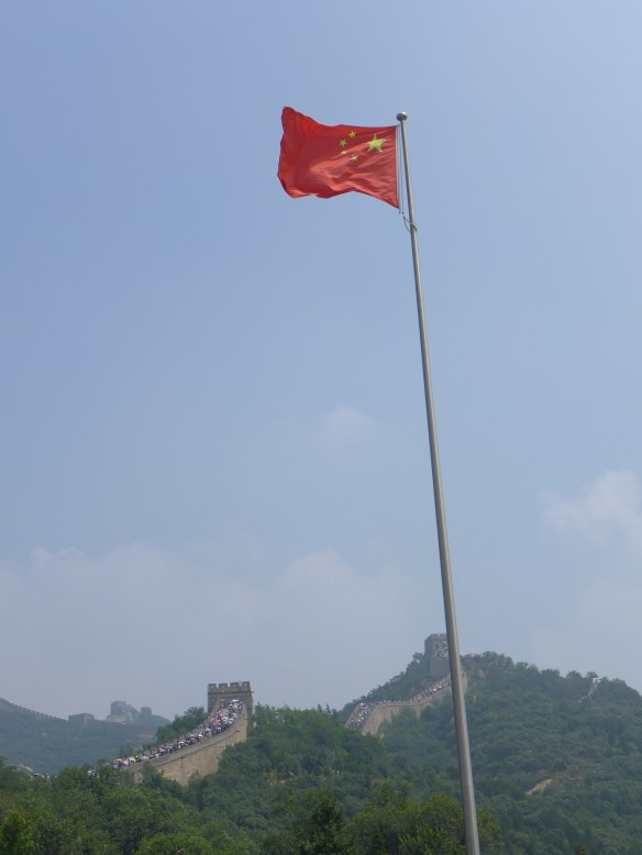 Flagge vor der Mauer
